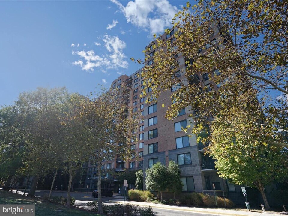 2451 Midtown Ave in Alexandria, VA - Foto de edificio