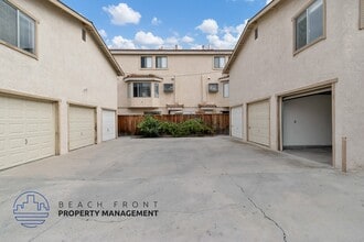 7872 Holt Dr. in Huntington Beach, CA - Foto de edificio - Building Photo
