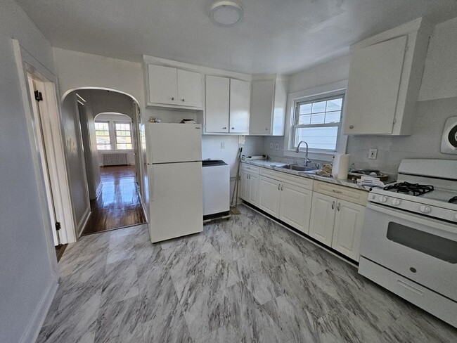 824 Roosevelt Ave in Secaucus, NJ - Building Photo - Building Photo