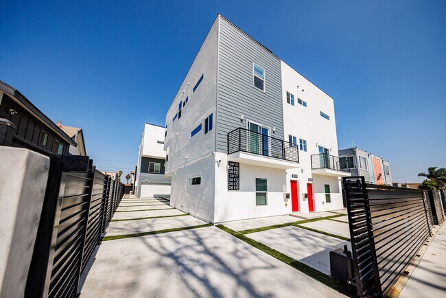 3015 Alsace Ave