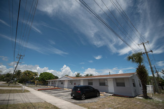 1120 12th Ave S in Lake Worth, FL - Building Photo - Building Photo