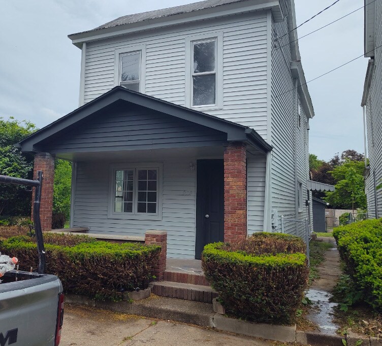 210 Washington Ave in Moundsville, WV - Building Photo