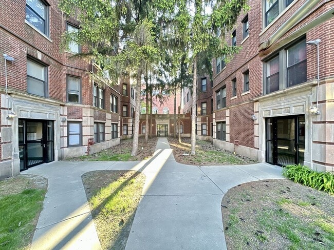 property at 7008 N Paulina St