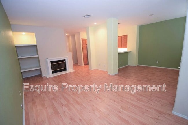 215 Camino Toluca in Camarillo, CA - Building Photo - Building Photo