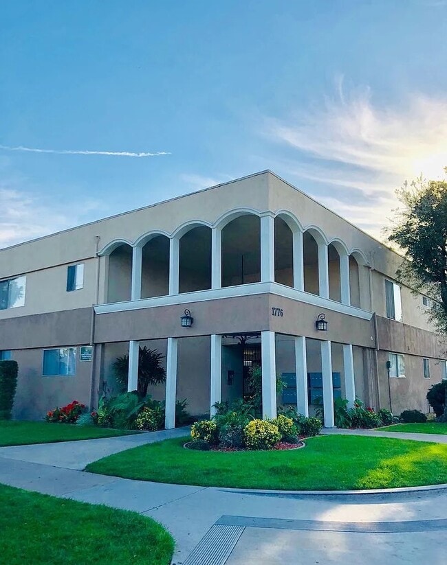 Village Apartments in Anaheim, CA - Foto de edificio - Building Photo
