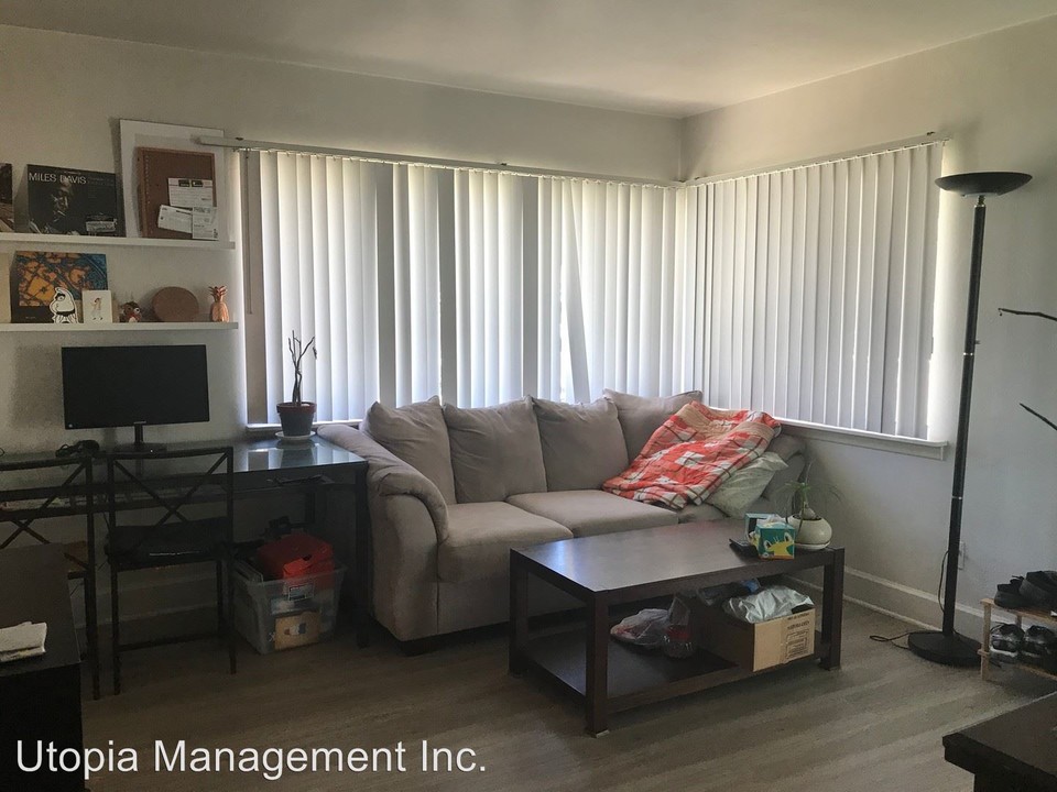 1633 Hornblend St in San Diego, CA - Building Photo