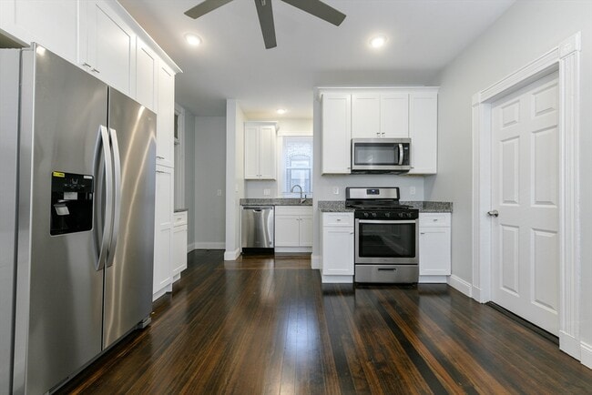 107 Harrishof St in Boston, MA - Building Photo - Building Photo