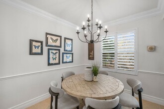 3545 Laurel Greens Ln N, Unit 201 in Naples, FL - Foto de edificio - Building Photo