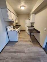 1103 W Maple St in North Canton, OH - Foto de edificio - Building Photo