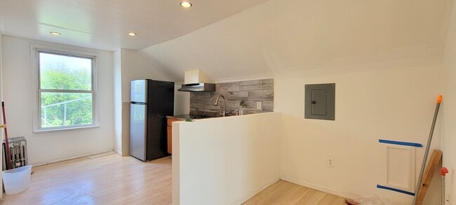 209 Sylvan Ave, Unit 3rd Floor