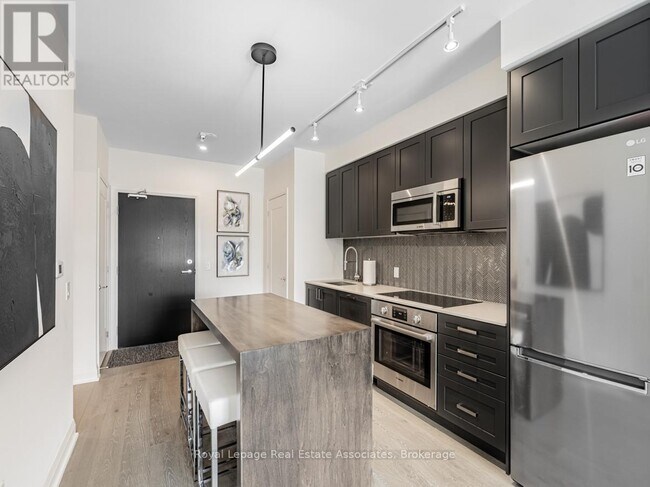 293 The Kingsway in Toronto, ON - Building Photo - Building Photo