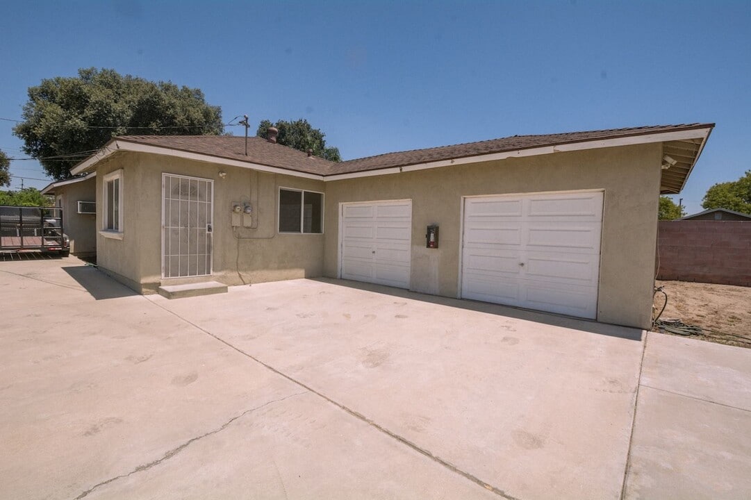 16743 Barbee St in Fontana, CA - Building Photo