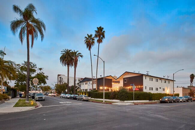 204 N Manhattan Pl in Los Angeles, CA - Building Photo - Building Photo