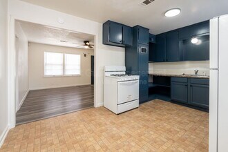 654 S Eastridge Dr in Wichita, KS - Foto de edificio - Building Photo