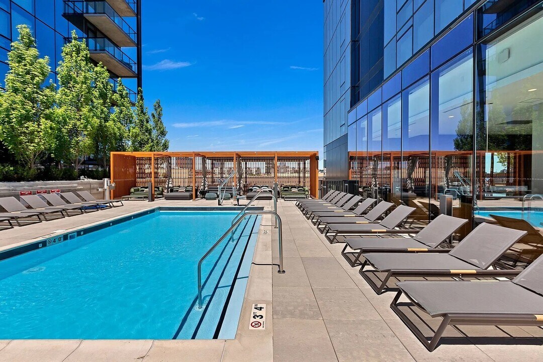 900 W Van Buren St, Unit A11 in Chicago, IL - Building Photo