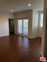 120 S Crescent Dr, Unit 305 in Beverly Hills, CA - Building Photo - Building Photo