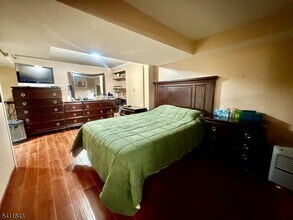 54 Lindale Ct in Clifton, NJ - Building Photo - Building Photo