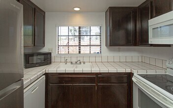 3523 Somerset Way in Carlsbad, CA - Building Photo - Building Photo