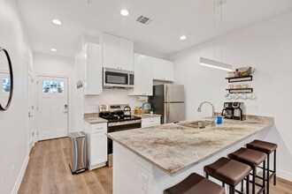 5262 Ella Blvd in Houston, TX - Building Photo - Building Photo