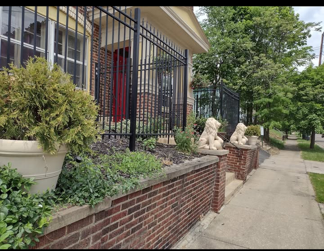 226 Rhodes Ave, Unit Two Bedroom