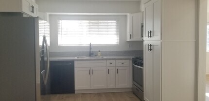 6101 Crestmore St in Bakersfield, CA - Building Photo - Building Photo