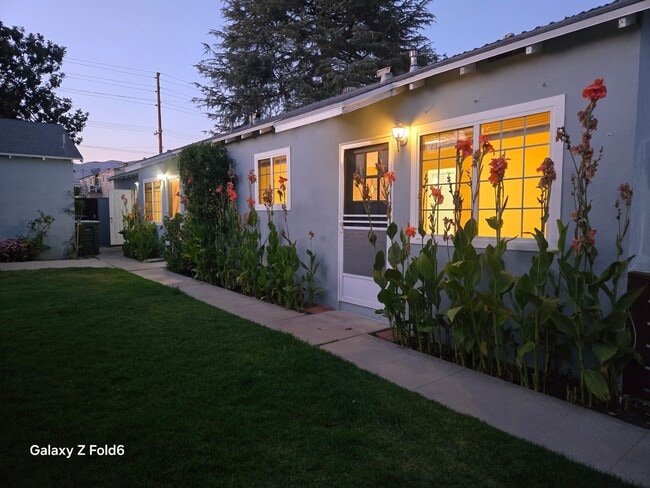 1810 W Victory Blvd, Unit 1810A in Burbank, CA - Building Photo - Building Photo