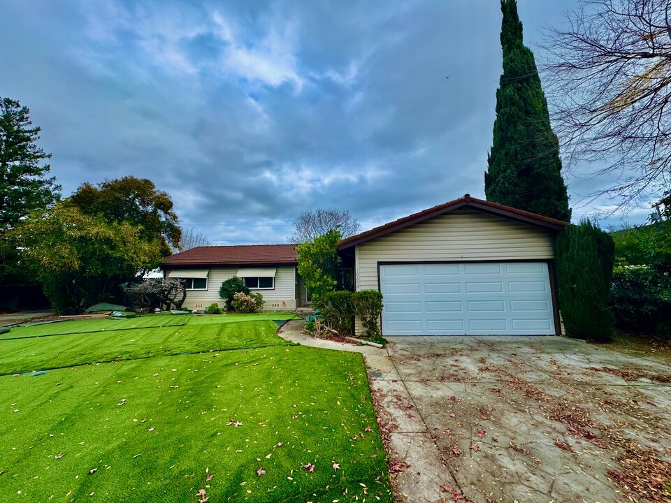 10654 Martinwood Way in Cupertino, CA - Building Photo