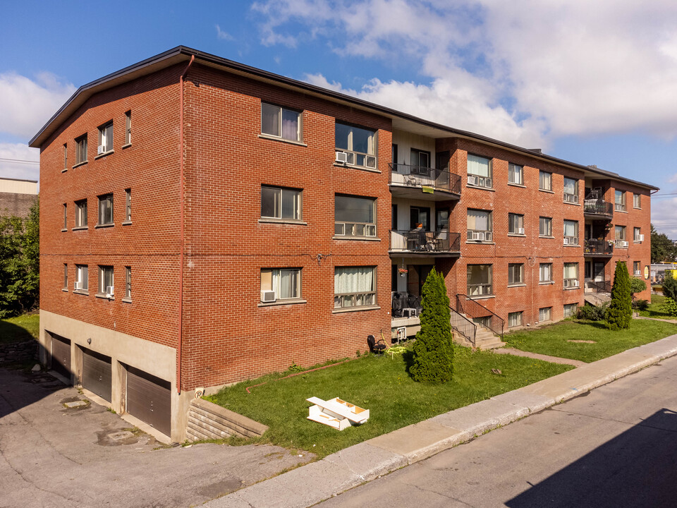 102 Garden in Dorval, QC - Building Photo