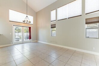 66 Huntfield Dr in Henderson, NV - Foto de edificio - Building Photo