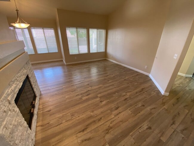 4604 Snowpoint Ct in Las Vegas, NV - Building Photo - Building Photo