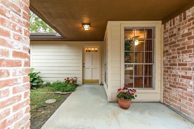 805 Thornwood Dr in Shenandoah, TX - Building Photo - Building Photo