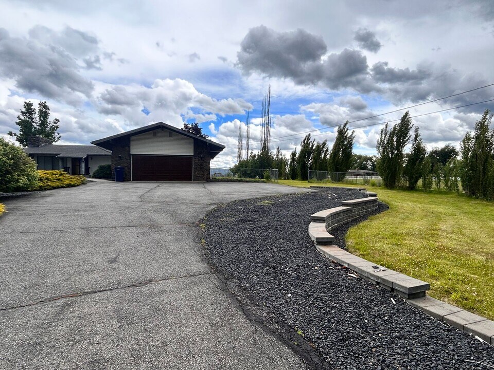 19206 E 8th Ave in Greenacres, WA - Building Photo