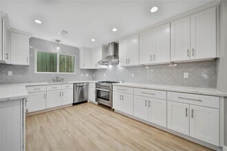 2401 McClendon St in Houston, TX - Building Photo - Building Photo