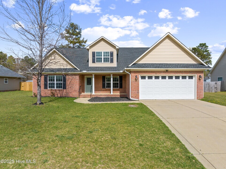 336 Livingston Dr in Raeford, NC - Building Photo