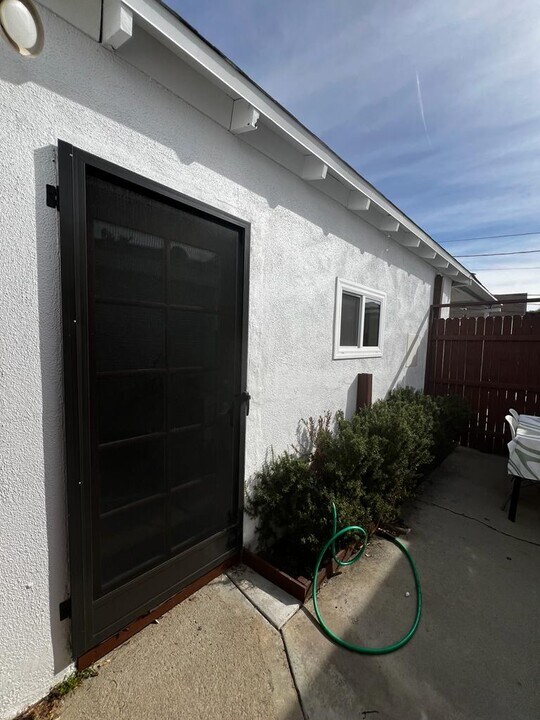 340 1/2 Rennie Ave in Venice, CA - Building Photo