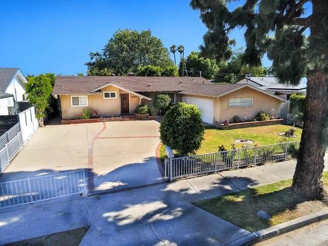 22222 Strathern St in Los Angeles, CA - Building Photo - Building Photo