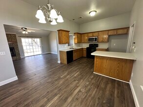 13 Woodgate Dr in Yukon, OK - Building Photo - Building Photo