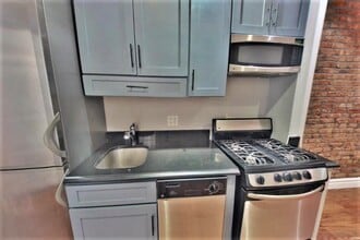 330 E 35th St in New York, NY - Building Photo - Building Photo