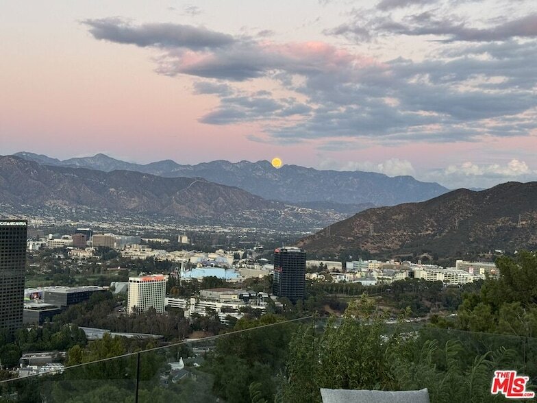 3216 Wrightwood Dr in Los Angeles, CA - Foto de edificio