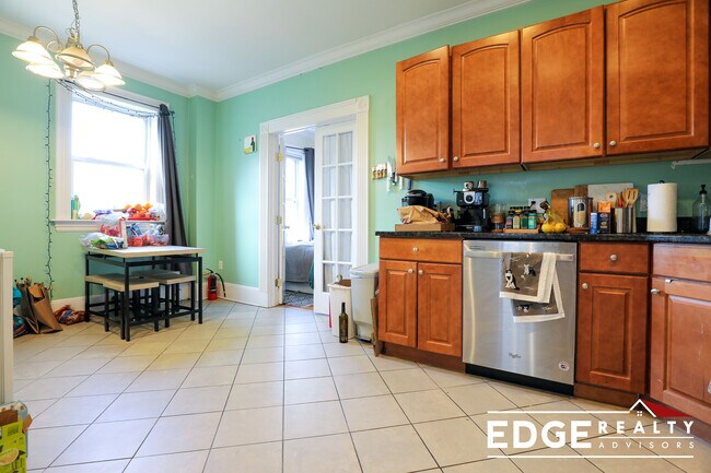 2 Sutherland Rd, Unit 2 in Boston, MA - Building Photo - Building Photo