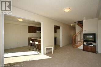 3333 Mikalda Rd in Burlington, ON - Building Photo - Building Photo