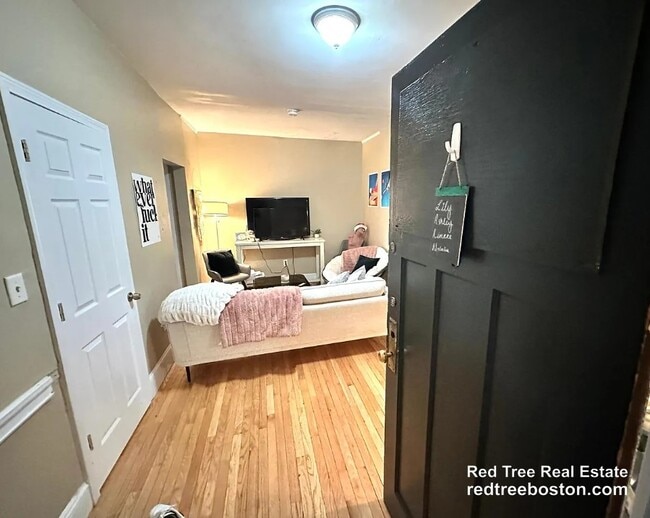 68 Egmont St, Unit 5 in Brookline, MA - Foto de edificio - Building Photo