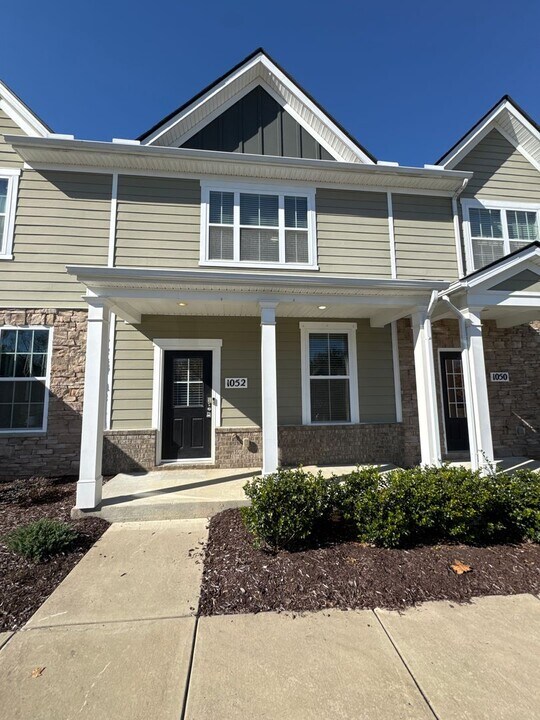 1052 Woodbridge Blvd in Lebanon, TN - Building Photo