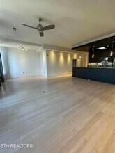 106 W Summit Hill Dr SW, Unit 302 in Knoxville, TN - Foto de edificio - Building Photo