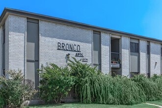 Bronco Apartments in San Antonio, TX - Foto de edificio - Building Photo