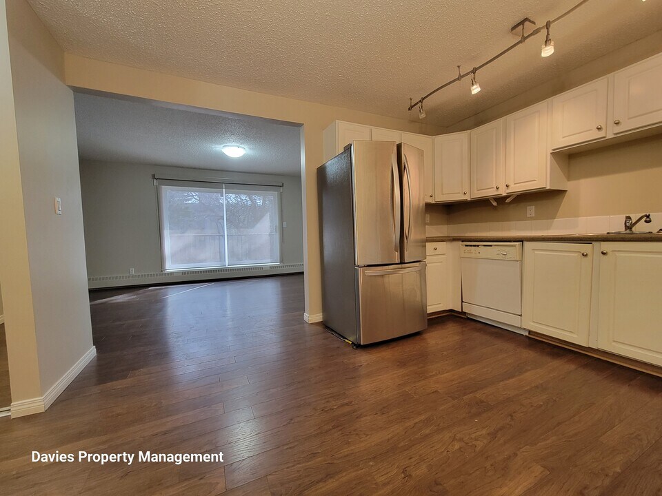 10208-10113 113 St in Edmonton, AB - Building Photo