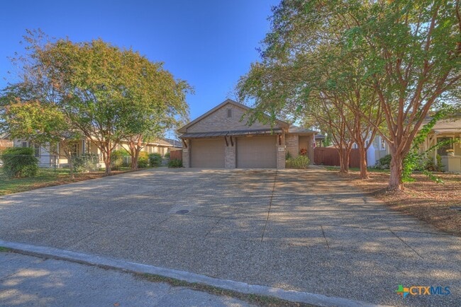 388 E Faust St in New Braunfels, TX - Building Photo - Building Photo