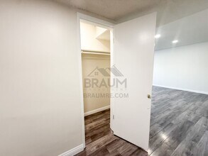 6041 Whitsett Ave, Unit 206 in Los Angeles, CA - Building Photo - Building Photo