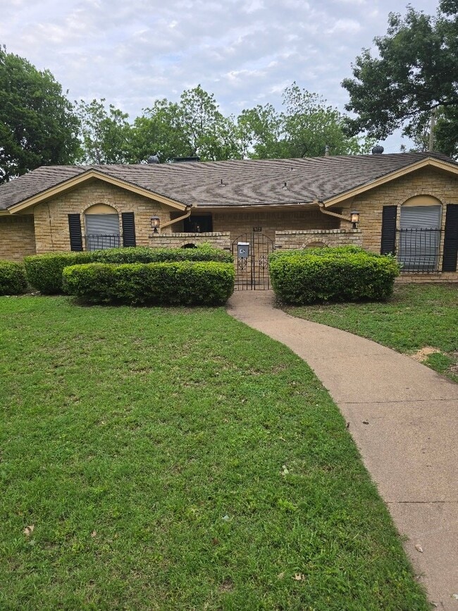 912 Oak Trail