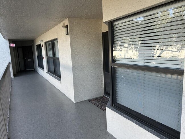 1316 Pasadena Ave S in South Pasadena, FL - Foto de edificio - Building Photo